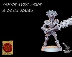 MOMIE AVEC ARME A DEUX MAINS